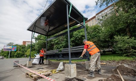 Установка нового остановочного комплекса в Екатеринбурге.
