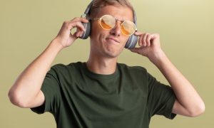 Молодой человек слушает музыку в наушниках.