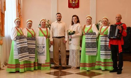 Молодожены в традиционных русских народных костюмах Свердловской области во время свадебной церемонии.