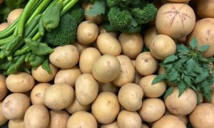 Власти Свердловской области охарактеризовали подорожание картофеля как временное и сезонное. Сезонный фактор повлиял на цены в овощной корзине.