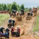 Спортсмены на кроссовом мотоцикле с коляской преодолевают сложный песчаный вираж на трассе в Верхней Салде