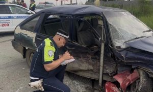 Поврежденный в результате аварии легковой автомобиль на месте ДТП в Екатеринбурге