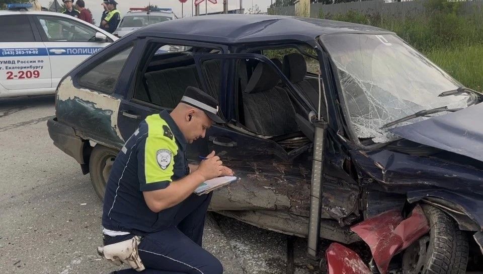 Поврежденный в результате аварии легковой автомобиль на месте ДТП в Екатеринбурге