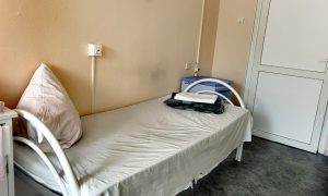 Кровать в больничной палате