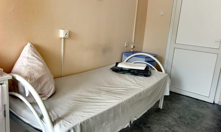 Кровать в больничной палате