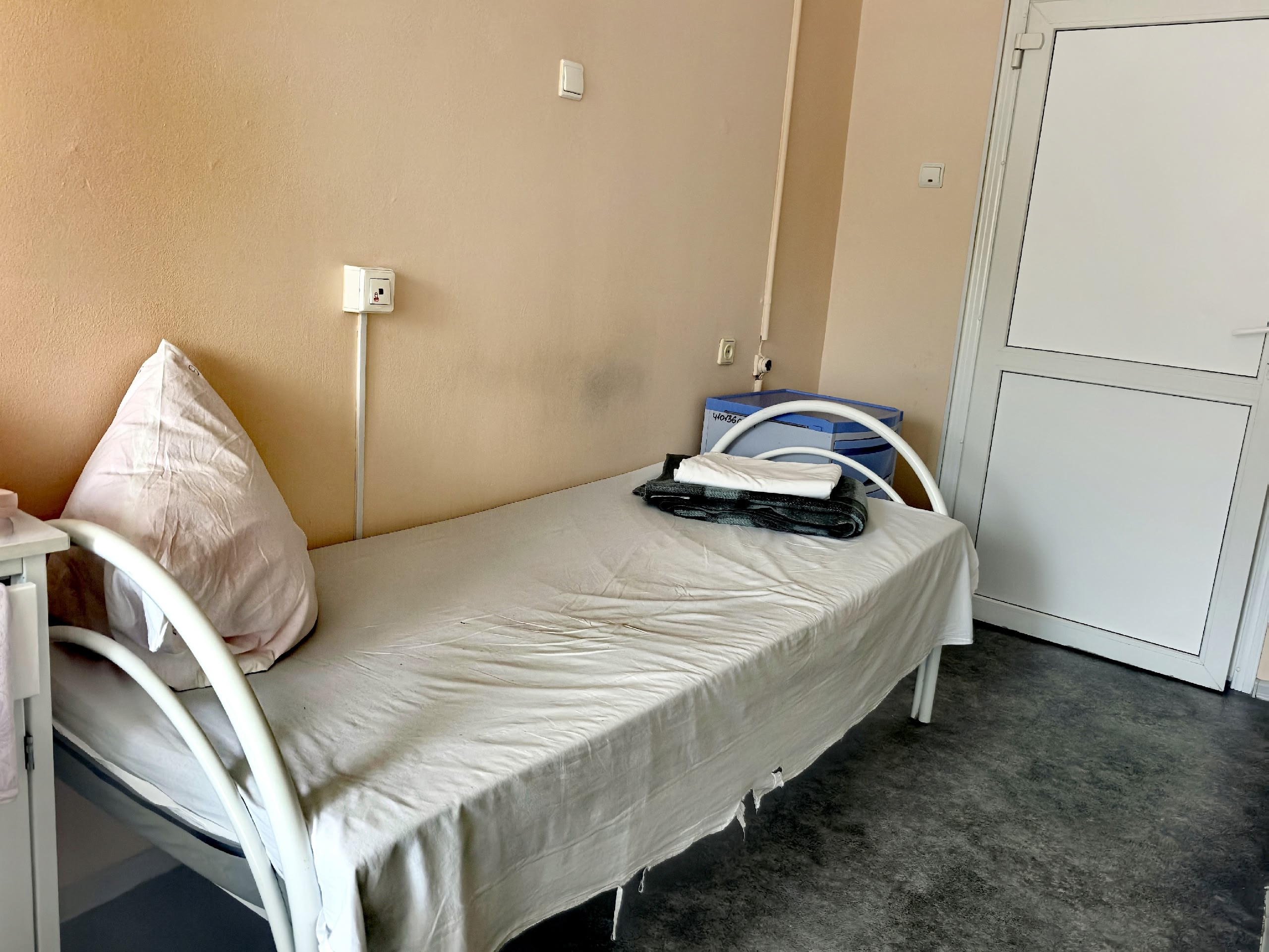 Кровать в больничной палате