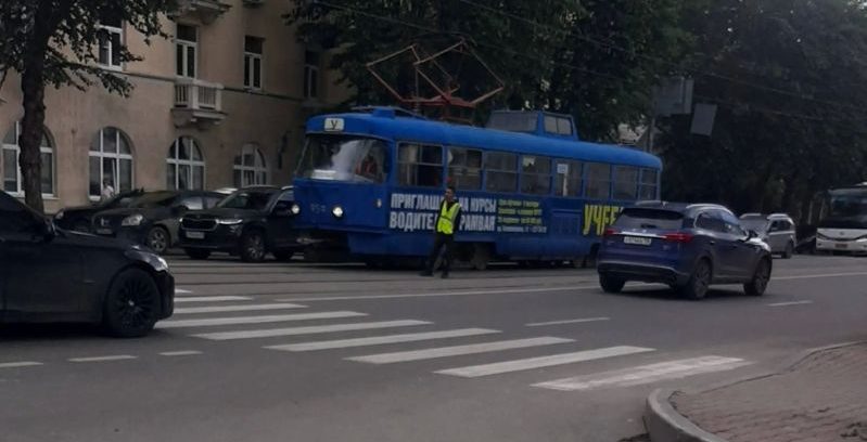 В Екатеринбурге застряли в пробке трамваи.
