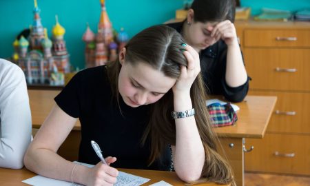 Старшеклассники пишут ЕГЭ.