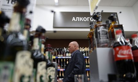 Алкогольные напитки на полках одного из магазинов Екатеринбурга.