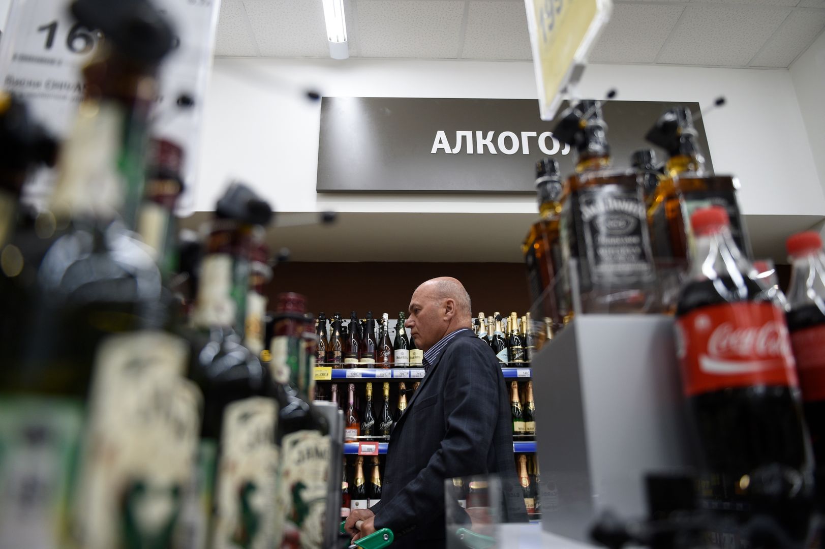 Алкогольные напитки на полках одного из магазинов Екатеринбурга.