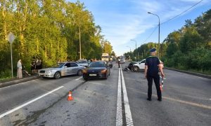 Сотрудники ГИБДД на месте массовой аварии под Нижним Тагилом 18 июня 2026 года.