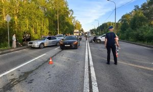 Сотрудники ГИБДД на месте массовой аварии под Нижним Тагилом 18 июня 2026 года.
