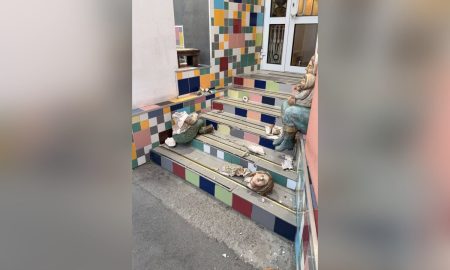 Вандалы разбили скульптуру у музея "Невьянская икона"