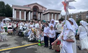 Парад семей на Празднике Белого цветка у ДК ВИЗ