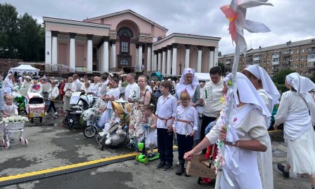Парад семей на Празднике Белого цветка у ДК ВИЗ