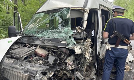 Поврежденный микроавтобус Iveco после столкновения с трактором на 281-м километре автодороги Екатеринбург — Серов. На переднем плане сотрудник полиции осматривает место происшествия.