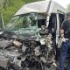 Поврежденный микроавтобус Iveco после столкновения с трактором на 281-м километре автодороги Екатеринбург — Серов. На переднем плане сотрудник полиции осматривает место происшествия.