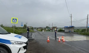 Сотрудник ДПС на месте аварии.