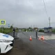 Сотрудник ДПС на месте аварии.