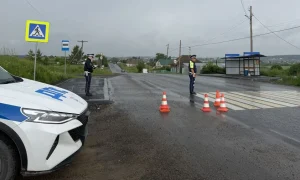 Сотрудник ДПС на месте аварии.
