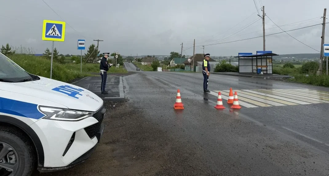 Сотрудник ДПС на месте аварии.