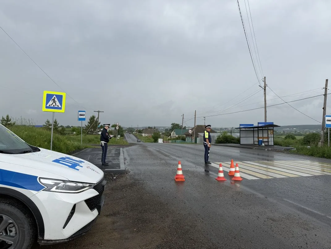 Сотрудник ДПС на месте аварии.