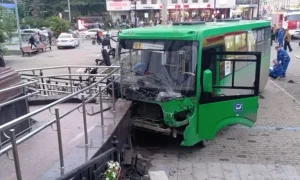 В Екатеринбурге автобус №81 вылетел на тротуар и врезался в храм.