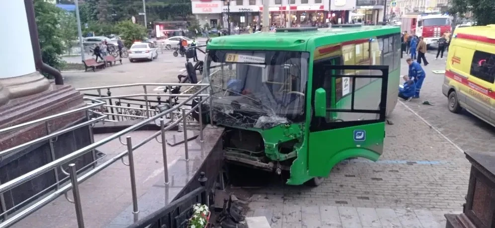 В Екатеринбурге автобус №81 вылетел на тротуар и врезался в храм.