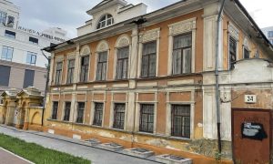 Каменное двухэтажное здание усадьбы купца Деласье в стиле классицизма на улице Горького в Екатеринбурге.