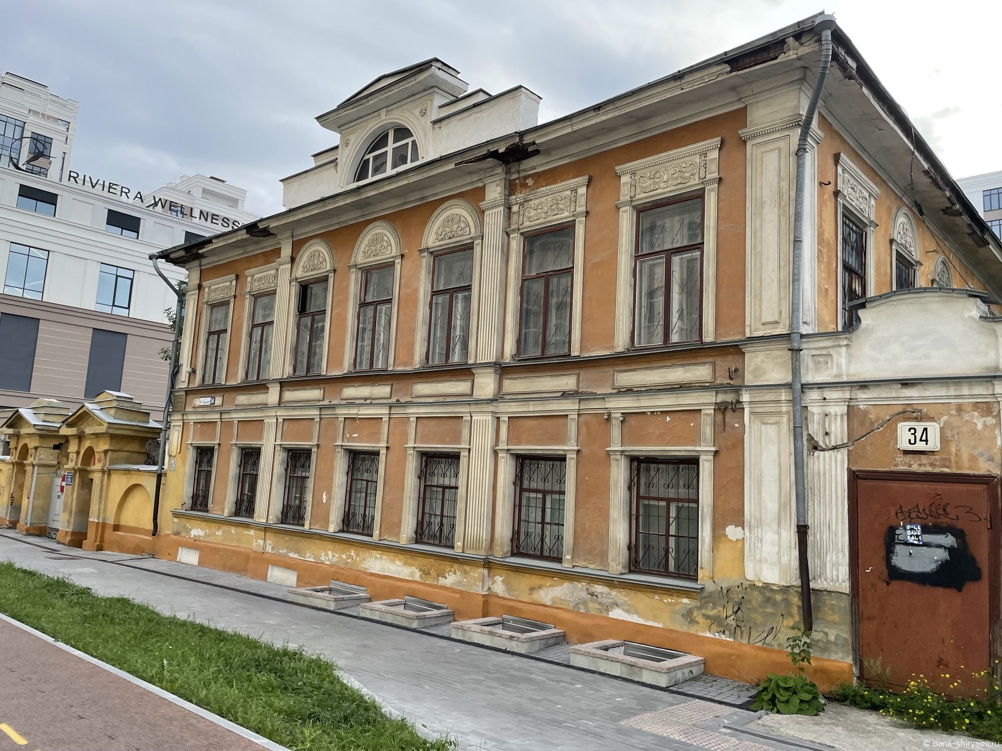 Каменное двухэтажное здание усадьбы купца Деласье в стиле классицизма на улице Горького в Екатеринбурге.