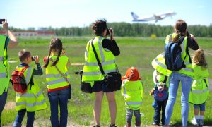 Юные споттеры во время детского споттинга в аэропорту.