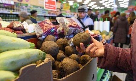 Овощной отдел в супермаркете.