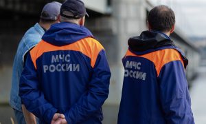 Сотрудники МЧС на происшествии