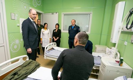 Денис Паслер навестил участников СВО в военном госпитале