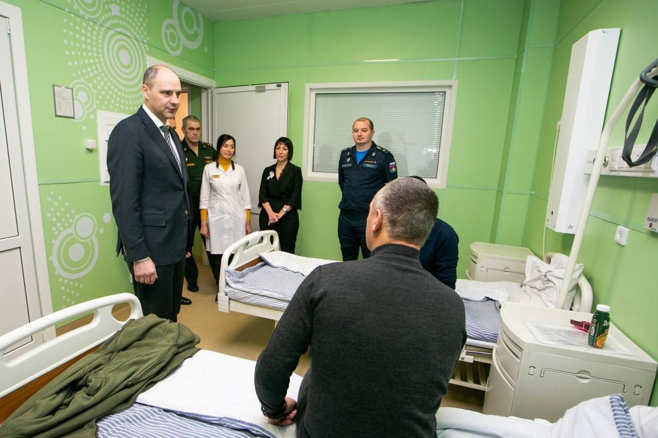 Денис Паслер навестил участников СВО в военном госпитале
