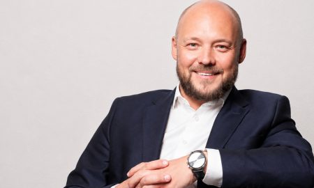 Главный нарколог УрФО Антон Поддубный, который помог пассажирке самолёта во время панической атаки.