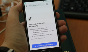 Экран смартфона с надписью «Нет подключения к интернету» в руках человека