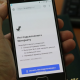 Экран смартфона с надписью «Нет подключения к интернету» в руках человека