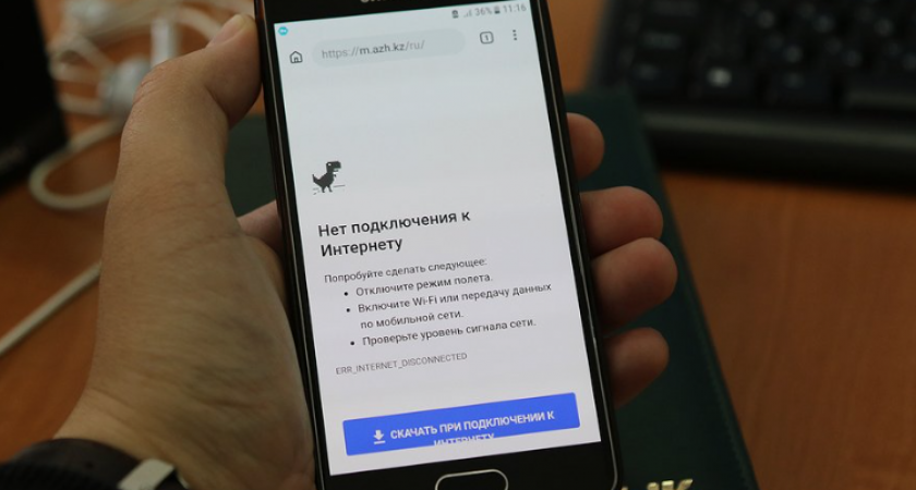 Экран смартфона с надписью «Нет подключения к интернету» в руках человека