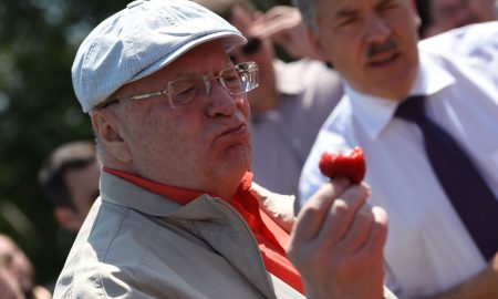 Жириновский на сборе клубники в совхозе имени Ленина