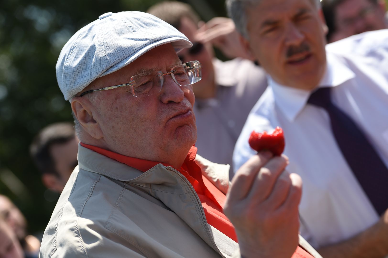 Жириновский на сборе клубники в совхозе имени Ленина