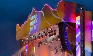 Многотысячная толпа зрителей с включенными фонариками на смартфонах встречает рассвет на Октябрьской площади в Екатеринбурге