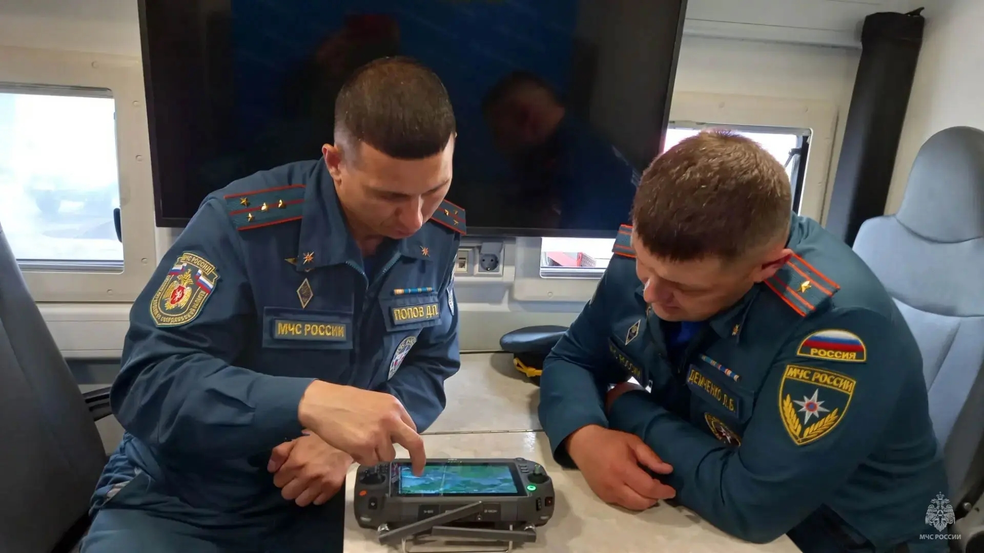 Сотрудники МЧС за работой