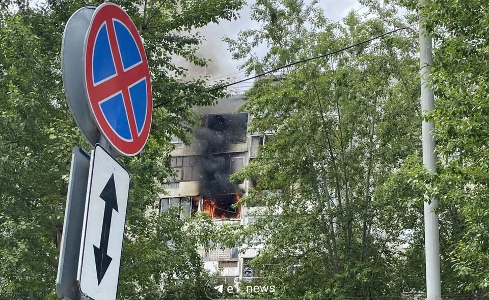 Пожар в доме 216 на улице Мичурина в Екатеринбурге 8 июня 2026 года