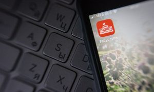 Значок Госуслуги на экране смартфона.