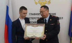 Школьник Иван получает награду.
