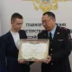 Школьник Иван получает награду.