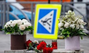 Цветы у храма, где произошло ДТп с участием автобуса.