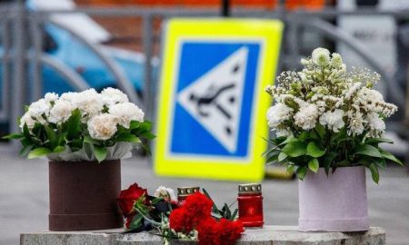 Цветы у храма, где произошло ДТп с участием автобуса.
