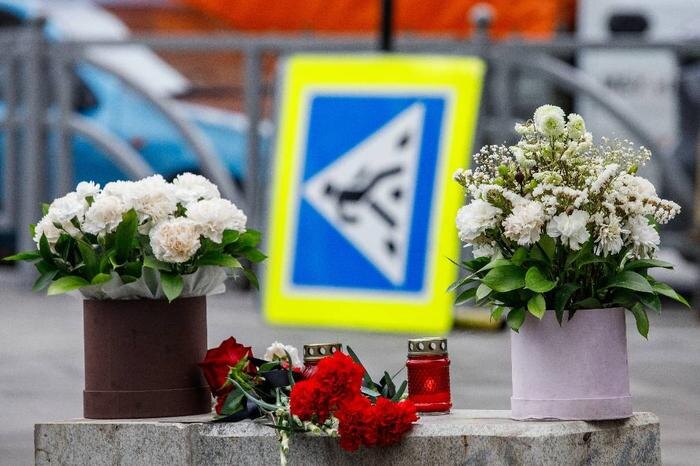 Цветы у храма, где произошло ДТп с участием автобуса.